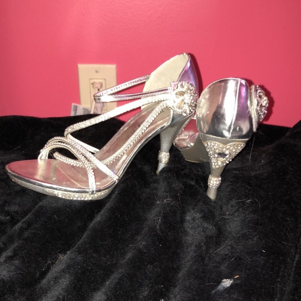 Delicacy Sliver Rhinestone Heels Size 8